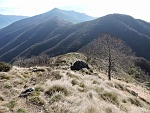 Alle mie spalle il sentiero di salita , sullo sfondo i prati dell'Alpe Camasca